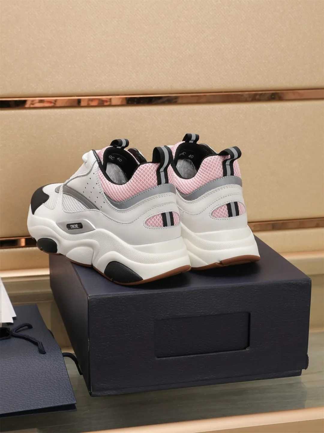 Men's shoes 💰P460💰【Dior】Dior✨ is online at the same time👏 This casual sneaker is a new product in the series and continues Di*r's classic style. The upper is made of original mesh and cow leather, with a two-color textured outsole, and the brand's iconic details on the rear collar and heel to enhance the style. Fashionable and versatile. Wear it with jeans or slacks for a casual look. Size: 38-44 (45 customized)